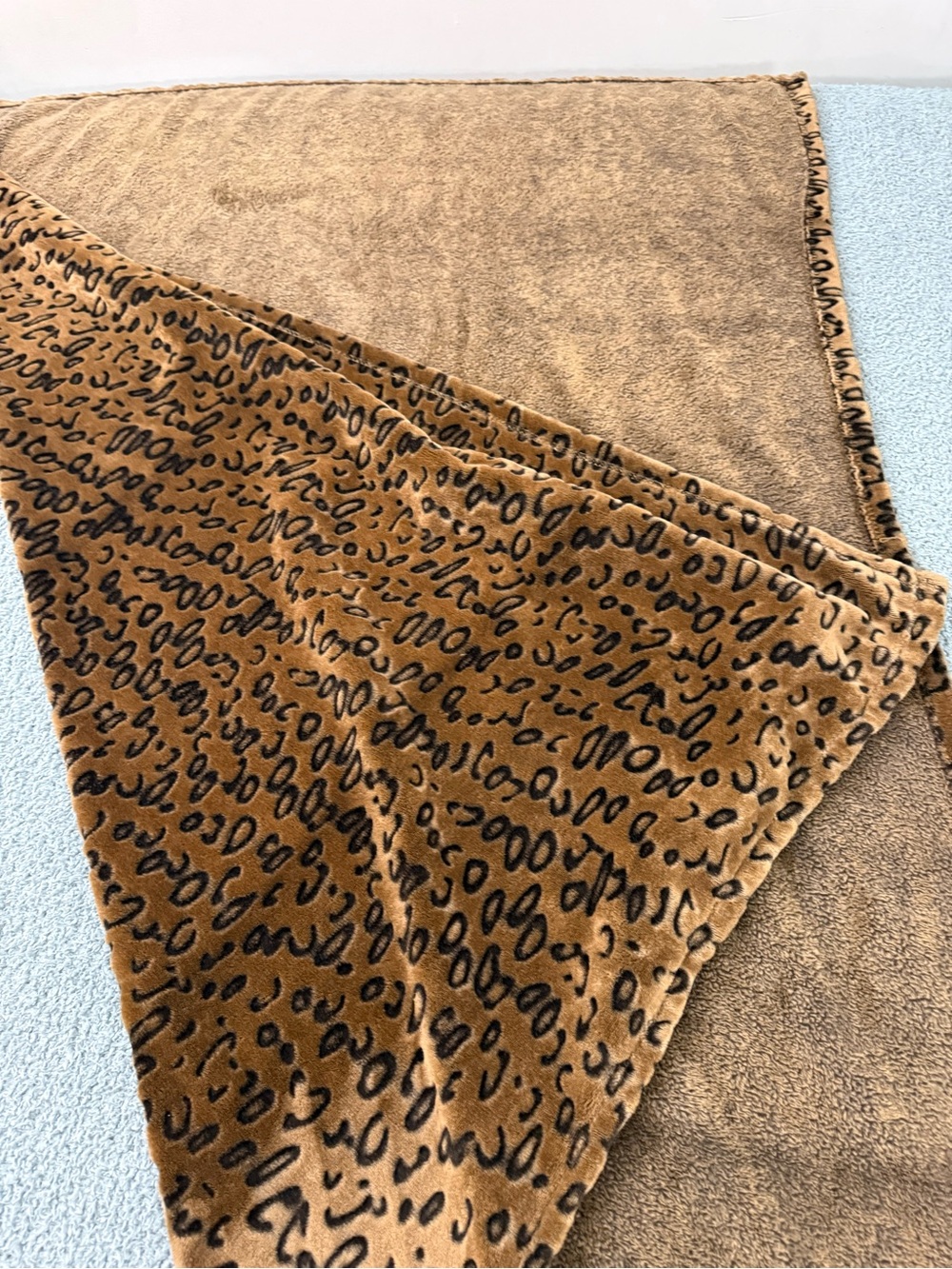 Super Soft Cheetah Pattern Faux Fur Plush Throw Blanket - 50” X 60” - Picture 6 of 6